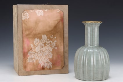 An Exquisite Guan yao Cover with Gold Vase,with an Imperial Poem by Emperor Qianlong