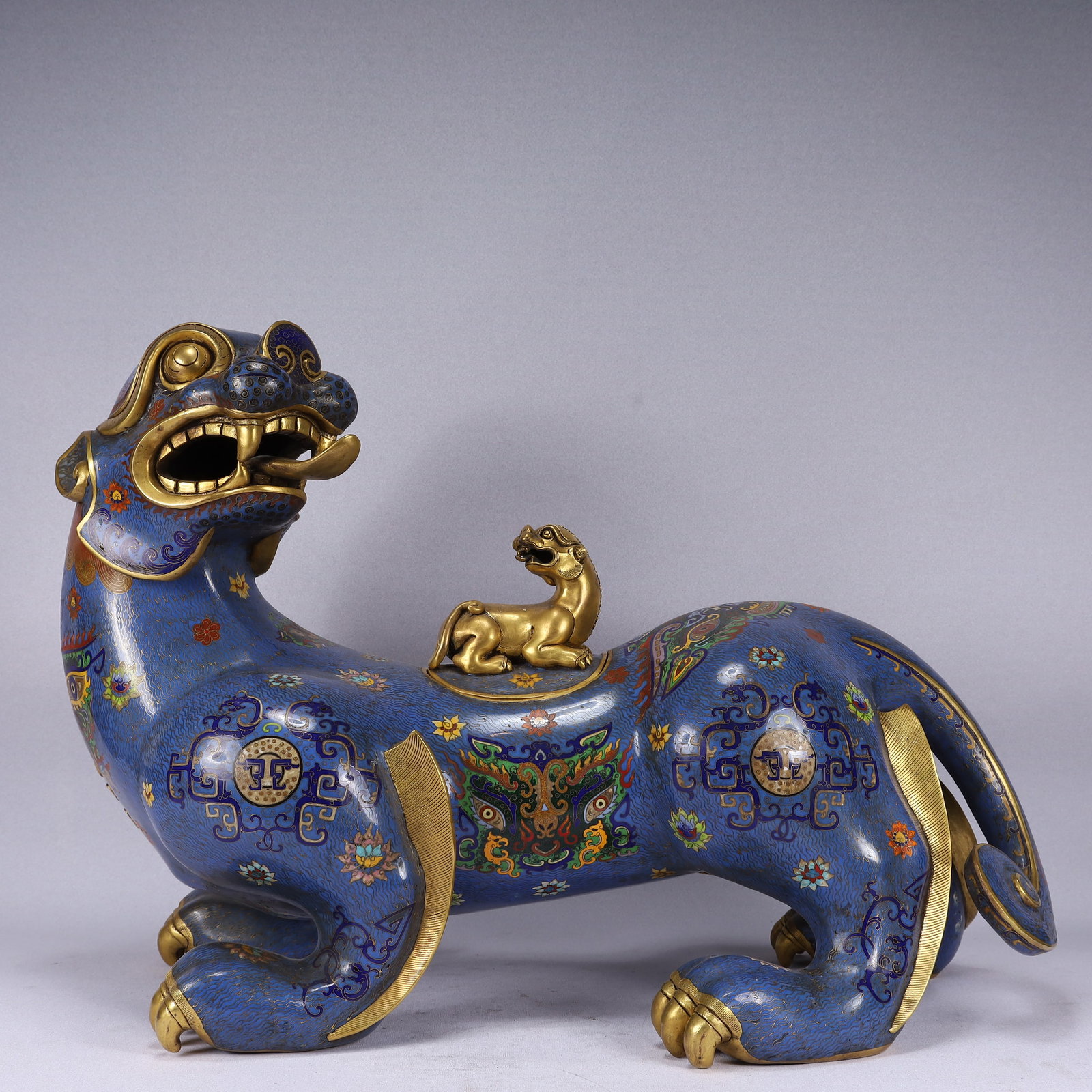 A Huge Cloisonne Beast-Face and Dragon Pattern Auspicious Beast Ornament: A Huge Cloisonne Beast-Face and Dragon Pattern Auspicious Beast Ornament,Qing Dynasty, China,Qianlong Four-character Mark,Size:25.6inx10.6inx18.9in,Weight:28300g 景泰蓝兽༣