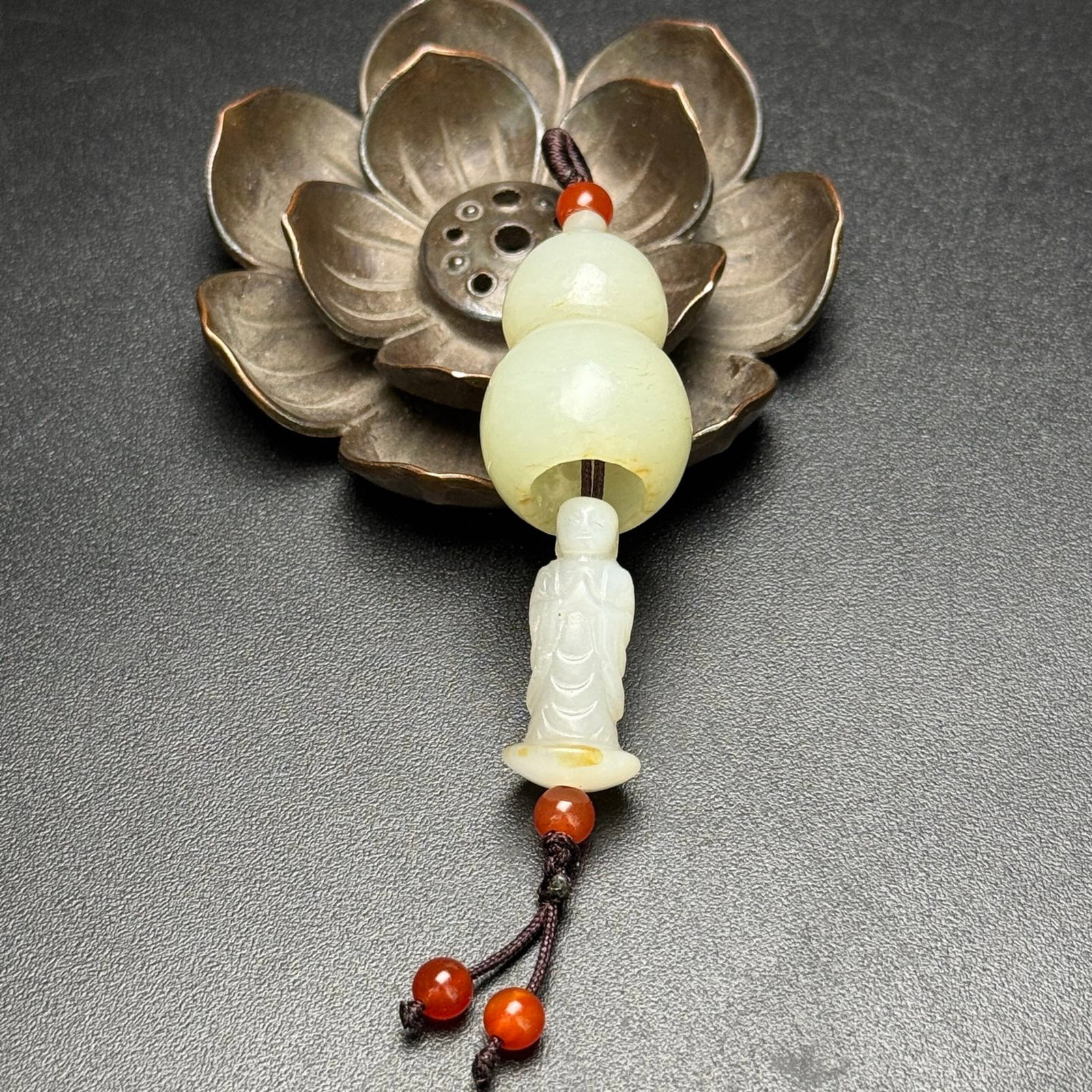 An Exquisite White Jade Buddha Statue Gourd Pendant: An Exquisite White Jade Buddha Statue Gourd Pendant,Qing Dynasty,China,Size:18mmx36mm,Weight:14g 白玉佛像葫芦挂件,中国清代