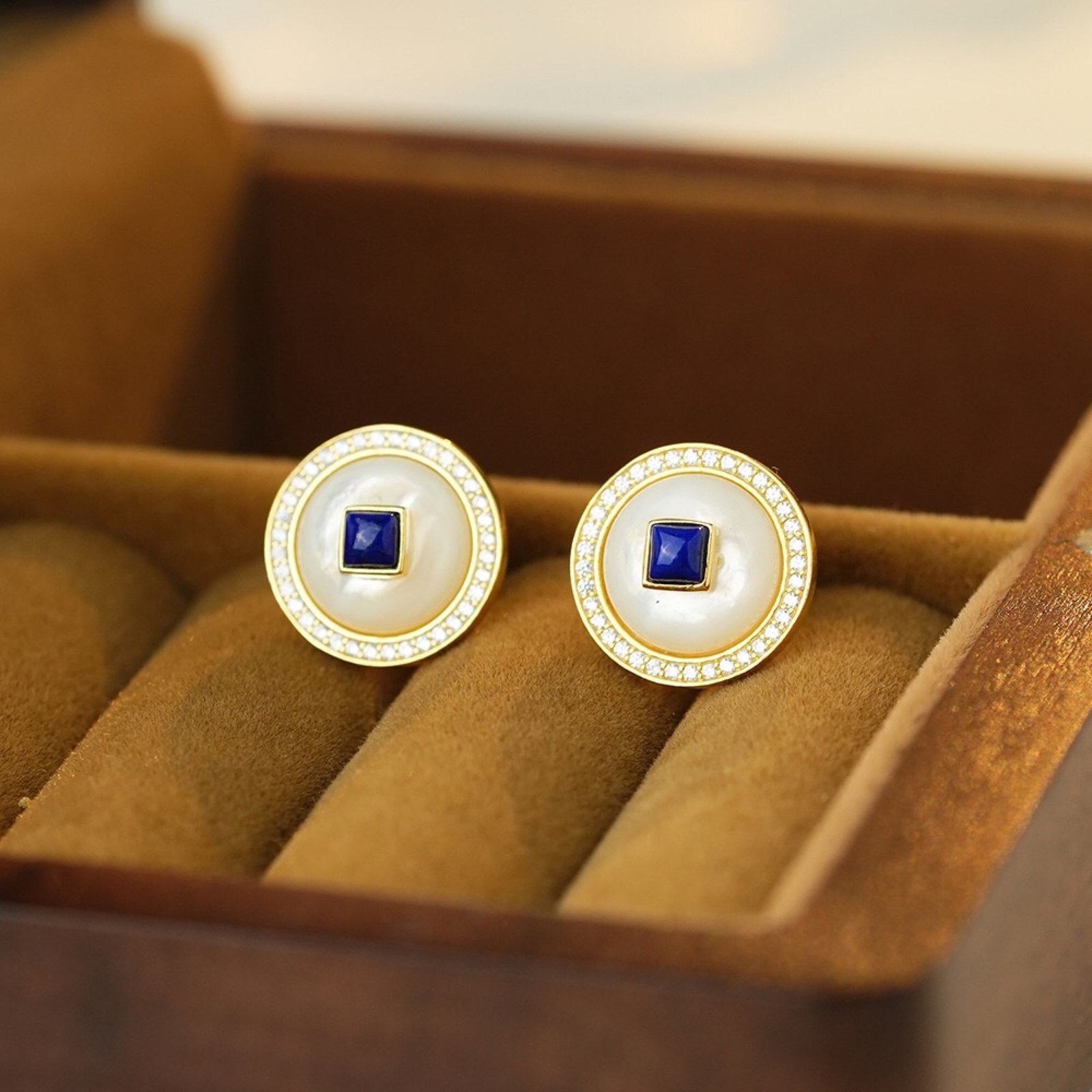 A Pair of Exquisite Sterling Silver-Gold Plated Inlaid Shell Earrings,Inlaid Diamond and Lapis: A Pair of Exquisite Sterling Silver-Gold Plated Inlaid Shell Earrings,Inlaid Diamond and Lapis Lazuli,Size:13.5mm,Weight:3.44g 一对纯银镀金镶贝壳&