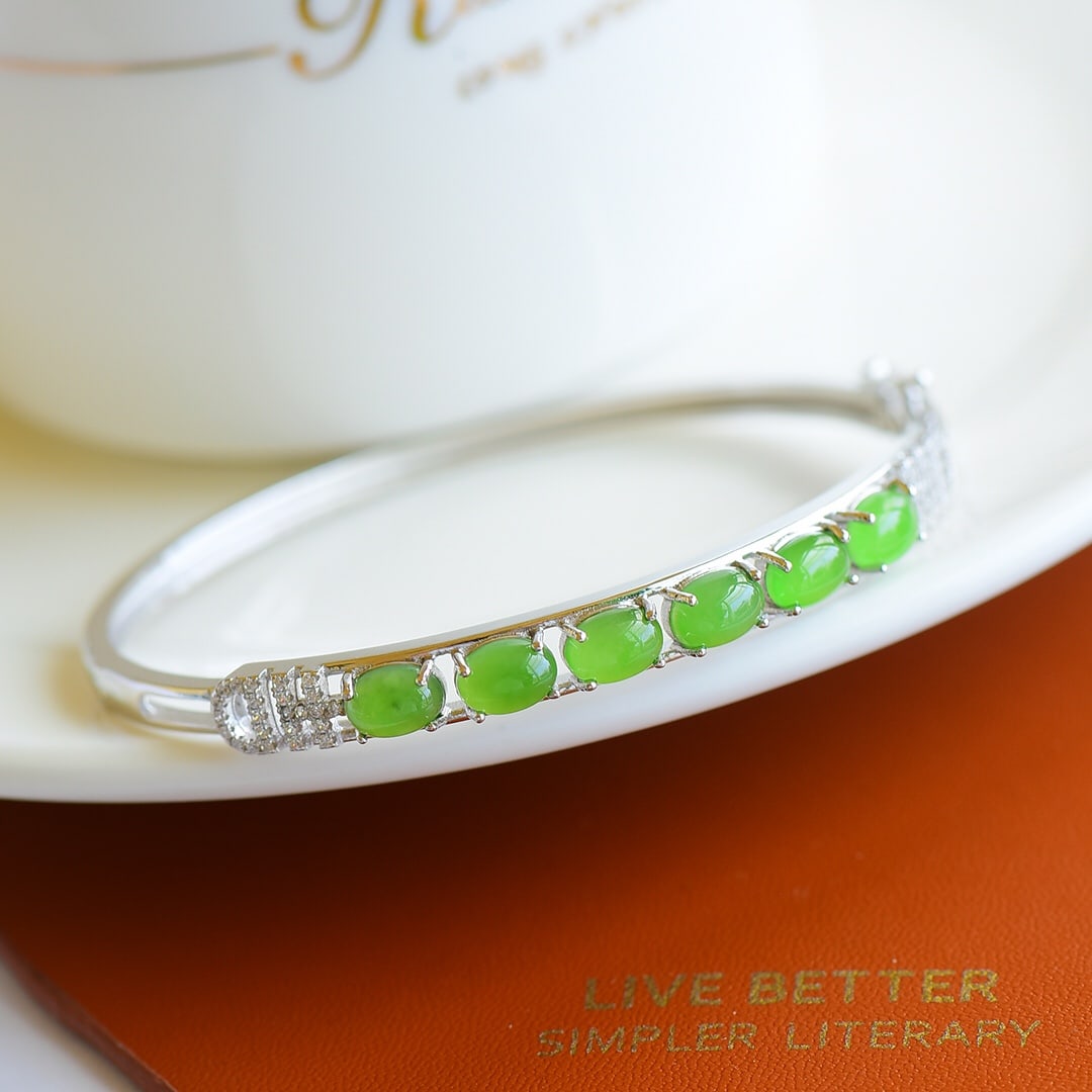 An Exquisite Sterling Silver Inlaid Jasper Bracelet,Inlaid Diamond: An Exquisite Sterling Silver Inlaid Jasper Bracelet,Inlaid Diamond,Size:5mmx7mm 纯银镶碧玉手镯,嵌钻石