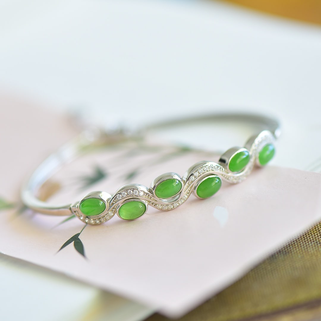 An Exquisite Sterling Silver Inlaid Jasper Bracelet,Inlaid Diamond: An Exquisite Sterling Silver Inlaid Jasper Bracelet,Inlaid Diamond,Size:4mmx6mm 纯银镶碧玉手镯,嵌钻石
