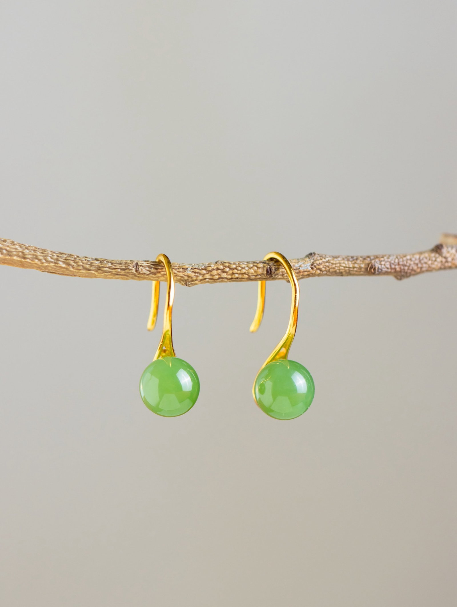 A Pair of Exquisite Sterling Silver-Gold Plated Inlaid Jasper Earrings: A Pair of Exquisite Sterling Silver-Gold Plated Inlaid Jasper Earrings 一对纯银镀金镶碧玉耳环