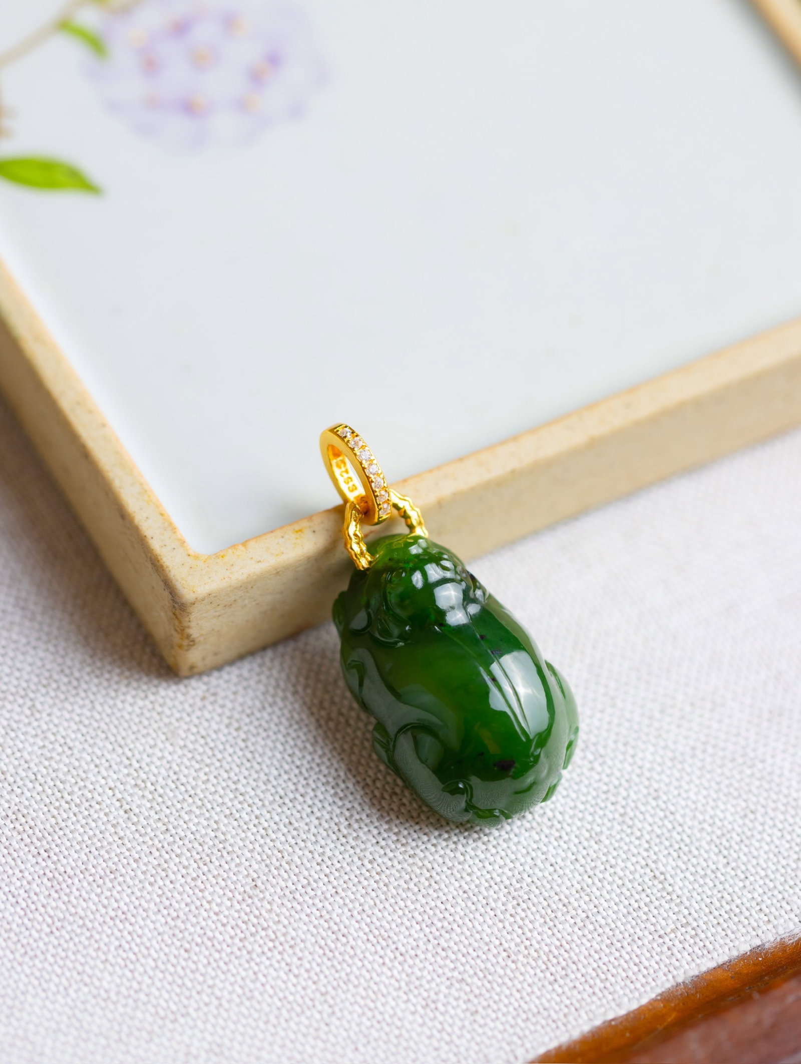 An Exquisite Sterling Silver-Gold Plated Inlaid Jasper Pendant,Inlaid Diamond: An Exquisite Sterling Silver-Gold Plated Inlaid Jasper Pendant,Inlaid Diamond 纯银镀金镶碧玉吊坠,嵌钻石
