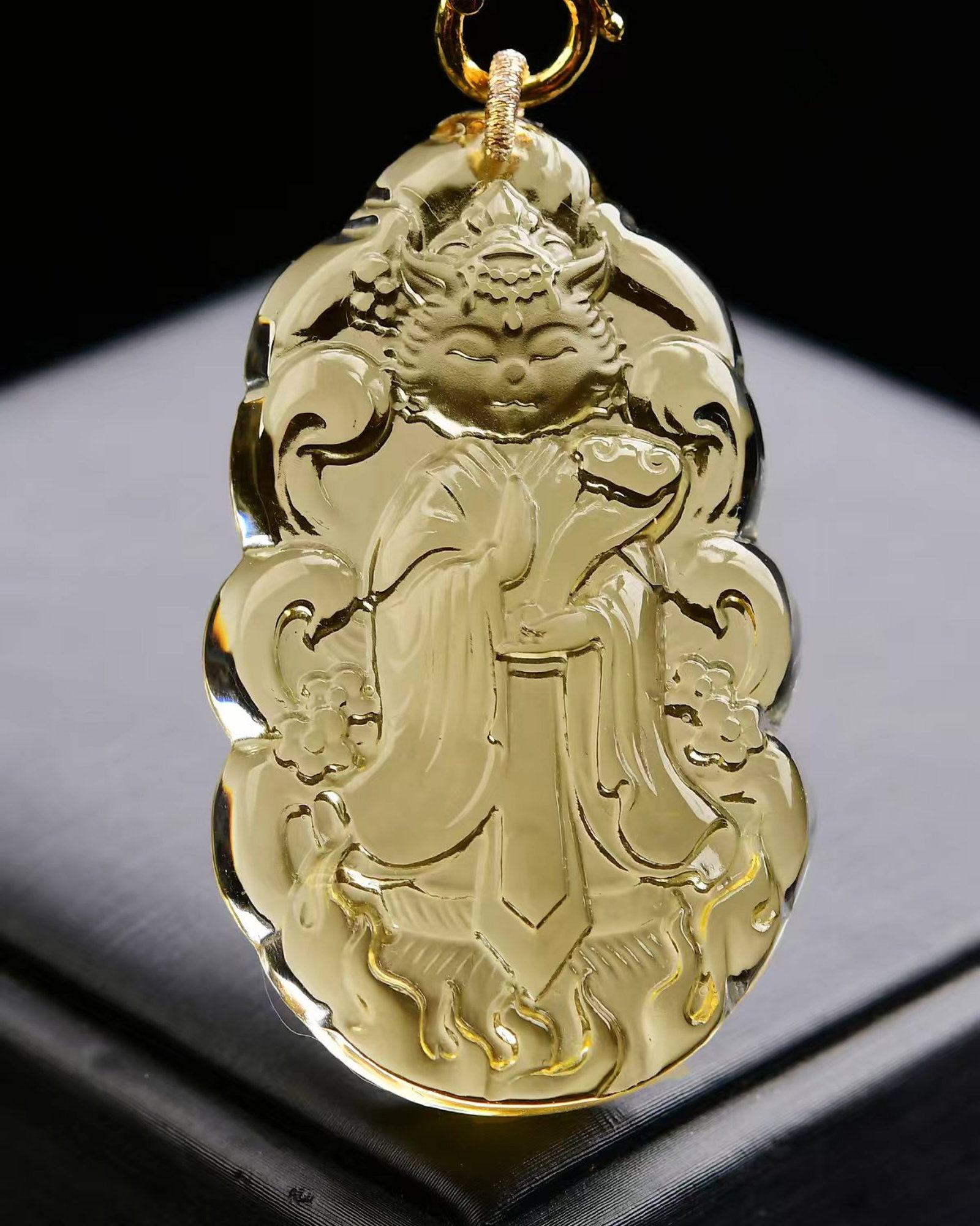 An Exquisite Crystal Nine-Tailed Fox Pattern Pendant: An Exquisite Crystal Nine-Tailed Fox Pattern Pendant,Size:55mmx33mmx11mm,Weight:64.7g 水晶九尾狐纹吊坠