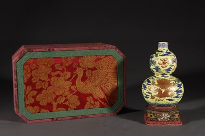 An Exquisite Famille-Rose Yellow Ground Painted Gold Auspicious Cloud and Dragon Pattern Gourd Vase