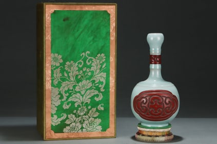 An Exquisite Ru yao Inlaid Carved Red Lacquer Auspicious Cloud Pattern Vase,with an Imperial Poem by