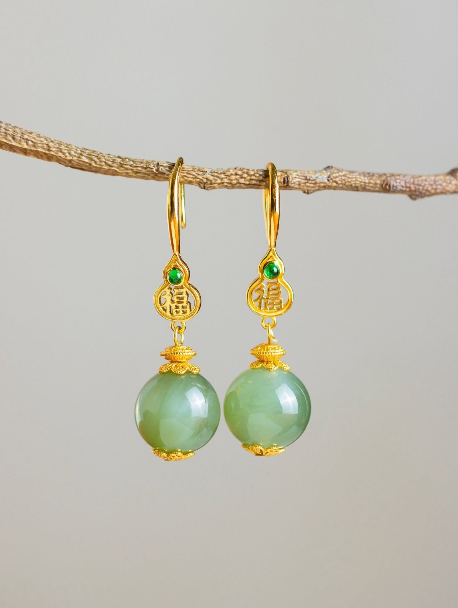A Pair of Exquisite Sterling Silver-Gold Plated Inlaid Jasper Earrings: A Pair of Exquisite Sterling Silver-Gold Plated Inlaid Jasper Earrings 一对纯银镀金镶碧玉耳环