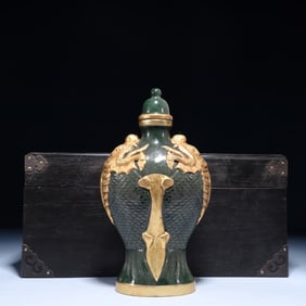 An Exquisite Jasper Cover with Gold Dragon Pattern Bottle