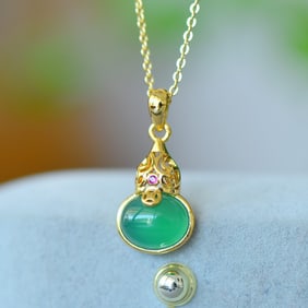 An Exquisite Gourd Pendant