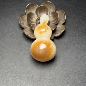 An Exquisite White Jade Gourd Pendant