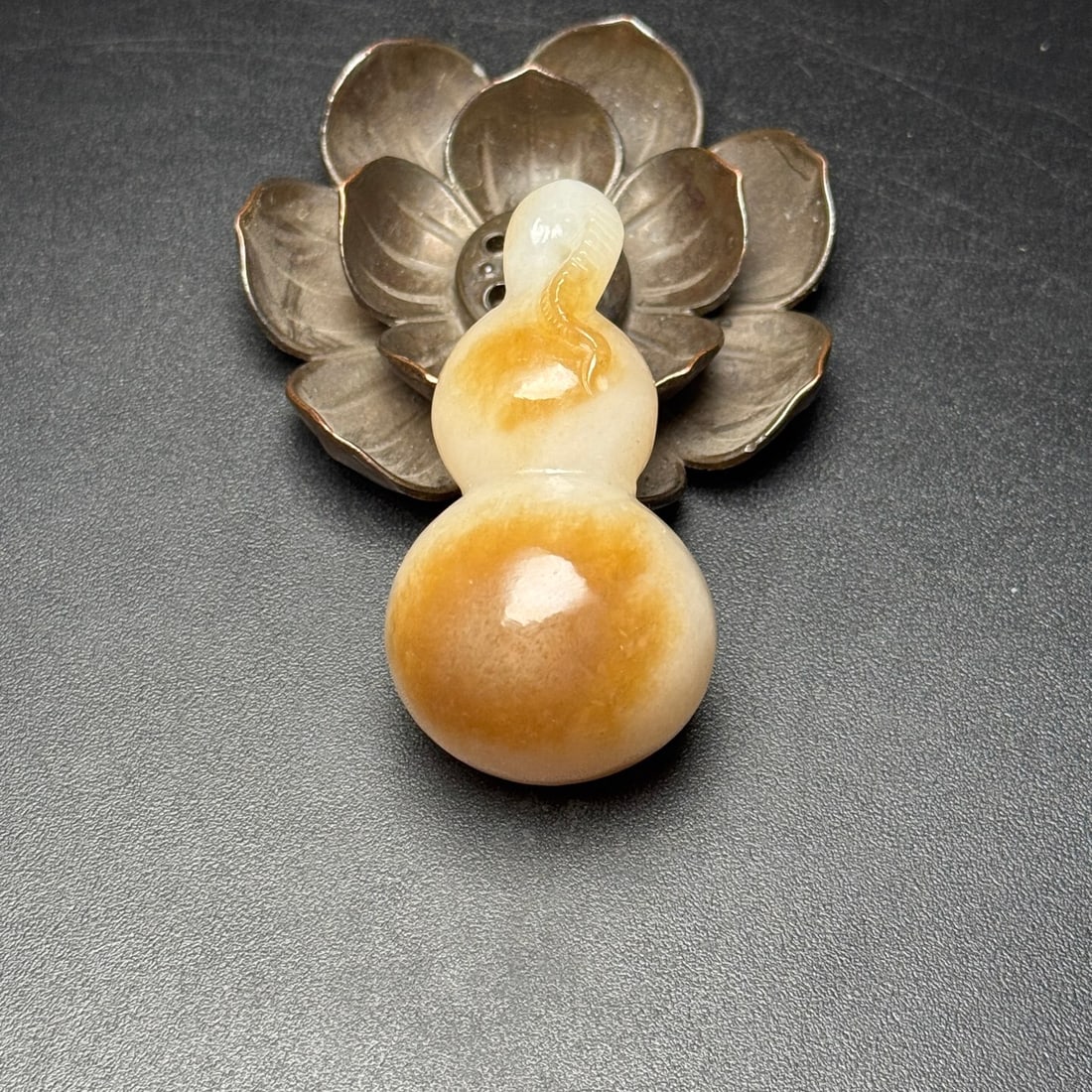 An Exquisite White Jade Gourd Pendant: An Exquisite White Jade Gourd Pendant,Qing Dynasty,China,Size:58mmx31mmx27mm,Weight:52g 白玉葫芦挂件,中国清代