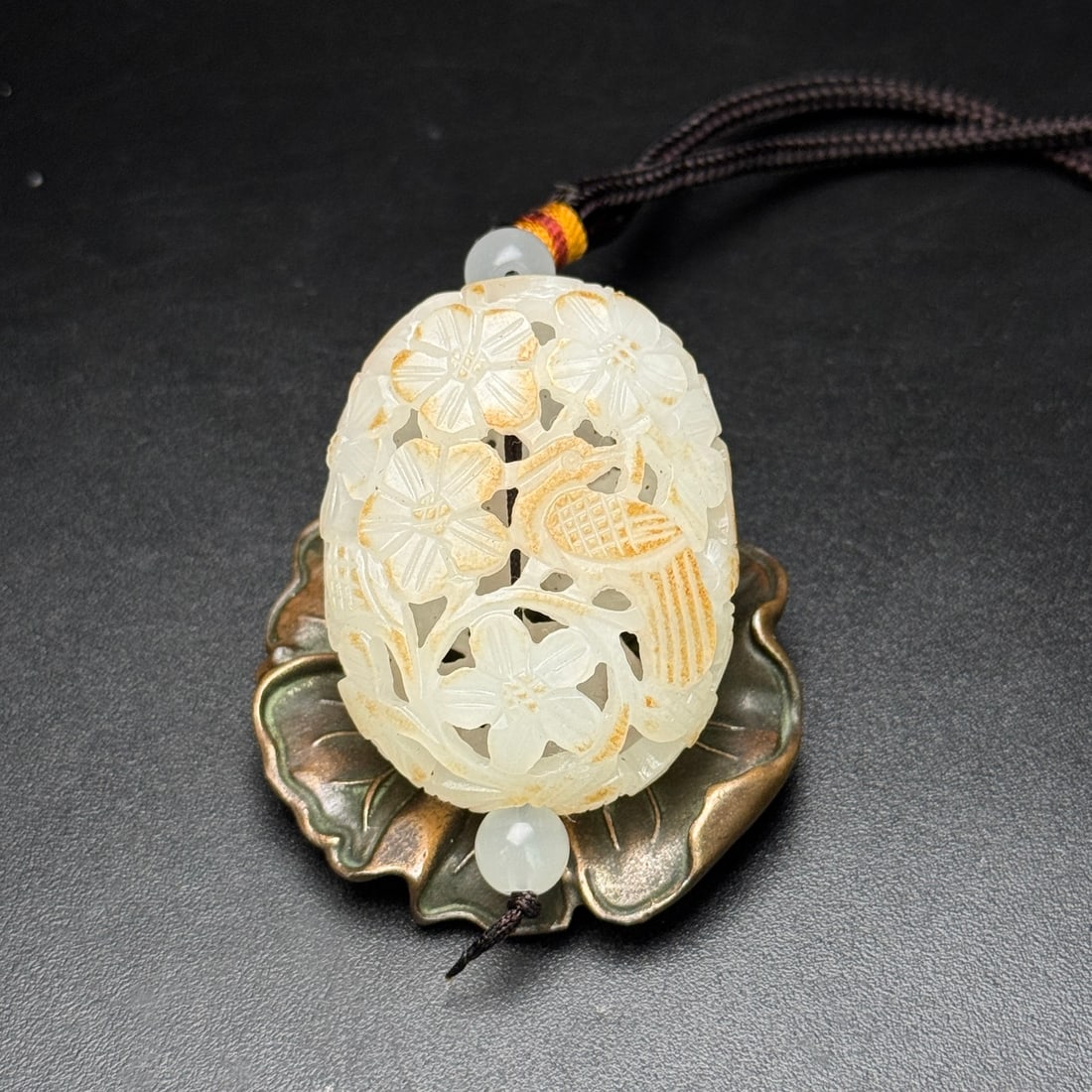 An Exquisite White Jade Hollow Flower and Bird Pattern Pendant: An Exquisite White Jade Hollow Flower and Bird Pattern Pendant,Qing Dynasty,China,Size:35mmx45mmx19mm,Weight:25g 白玉镂空花鸟纹挂件,中ࢲ