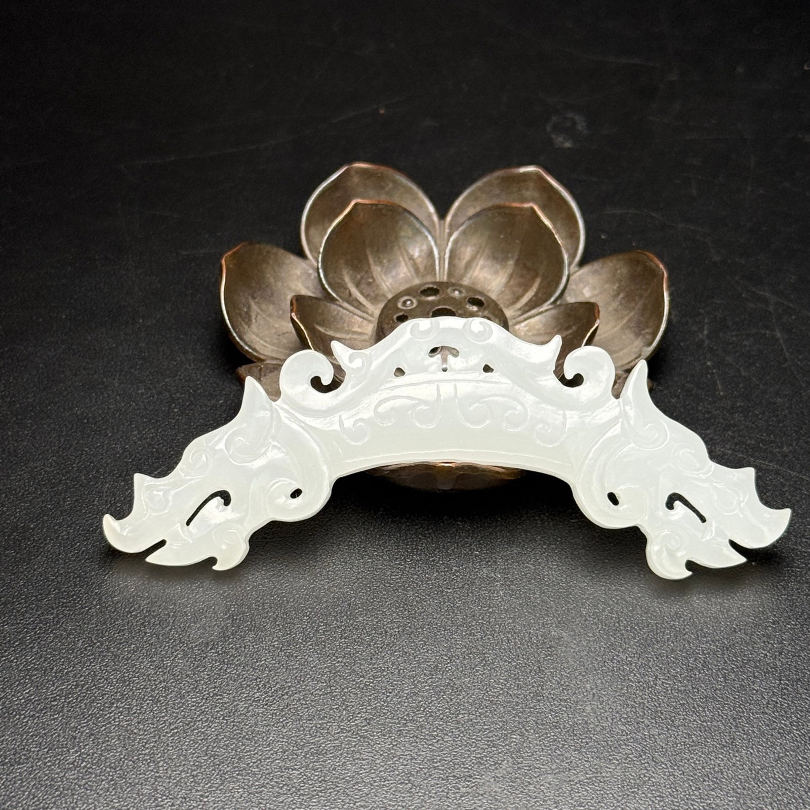 An Exquisite White Jade Dragon-head Pendant: An Exquisite White Jade Dragon-head Pendant,Qing Dynasty,China,Size:86mmx35mmx6mm,Weight:20g 白玉龙首挂件,中国清代