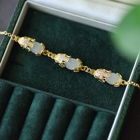 An Exquisite Bronze-Gold Plated Inlaid White Jade Wealth-Attracting Creature Bracelet,Inlaid Diamond