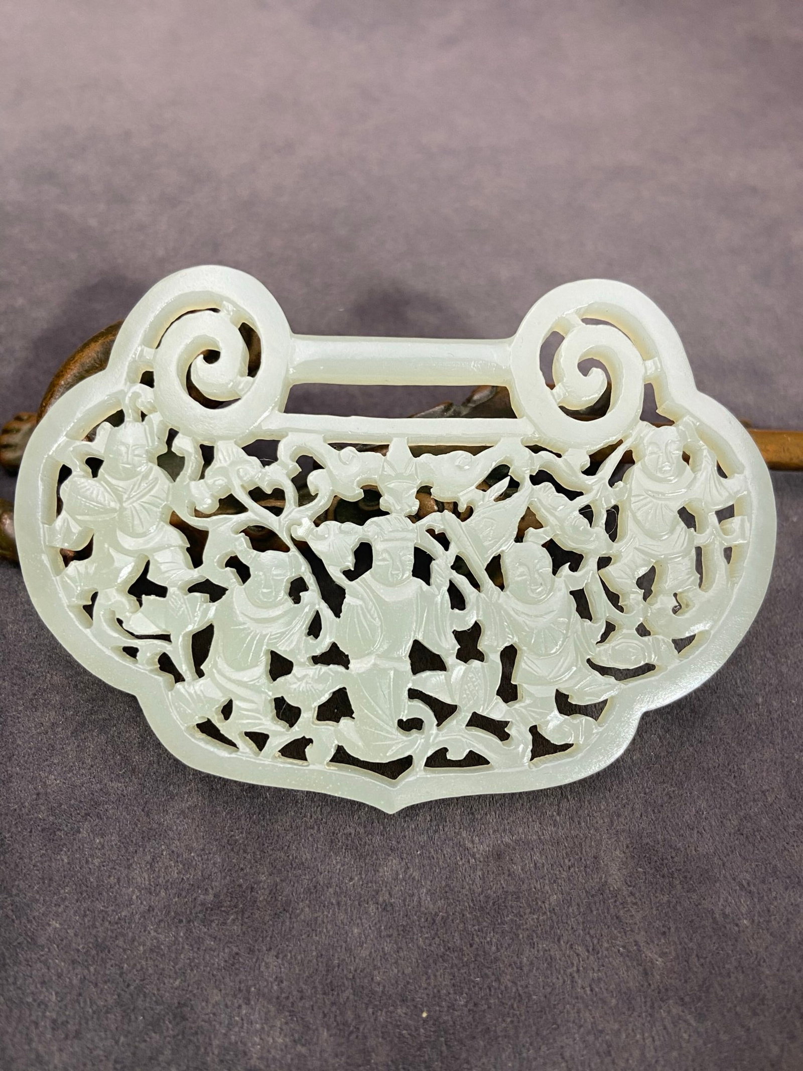 An Exquisite White Jade Hollow Bats Figure Pattern Pendant: An Exquisite White Jade Hollow Bats Figure Pattern Pendant,Qing Dynasty,China,Size:83mmx58mmx5mm,Weight:37g 白玉镂空蝙蝠人物纹挂件,