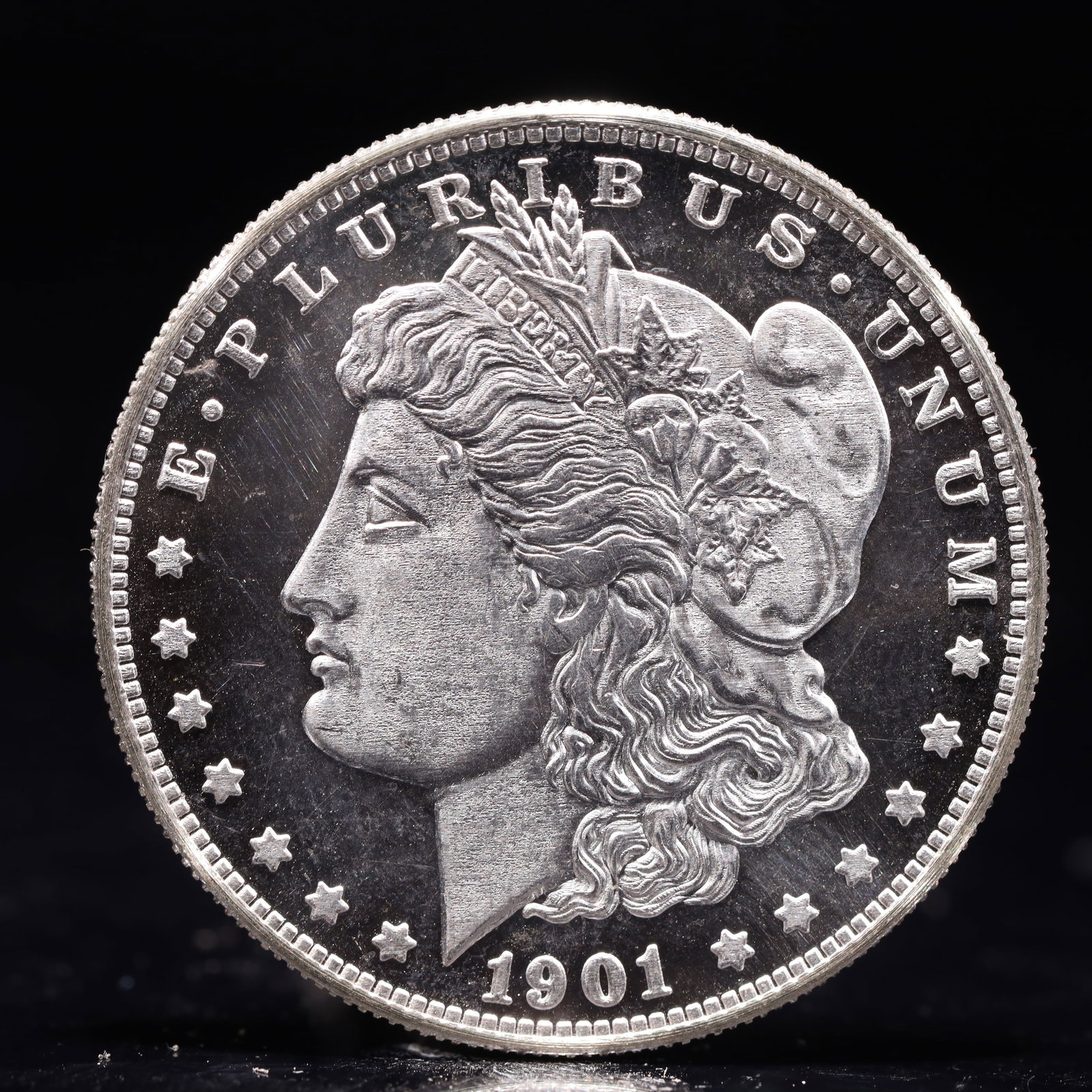 USA Morgan Dollar 1901 Coin: Obv: profile bust with date below and E PLURIBUS UNUM legend and stars around. Rev: eagle with In God we trust above within wreath with UNITED STATES OF AMERICA ONE DOLLAR legend. IN GOD WE TRUST / LI