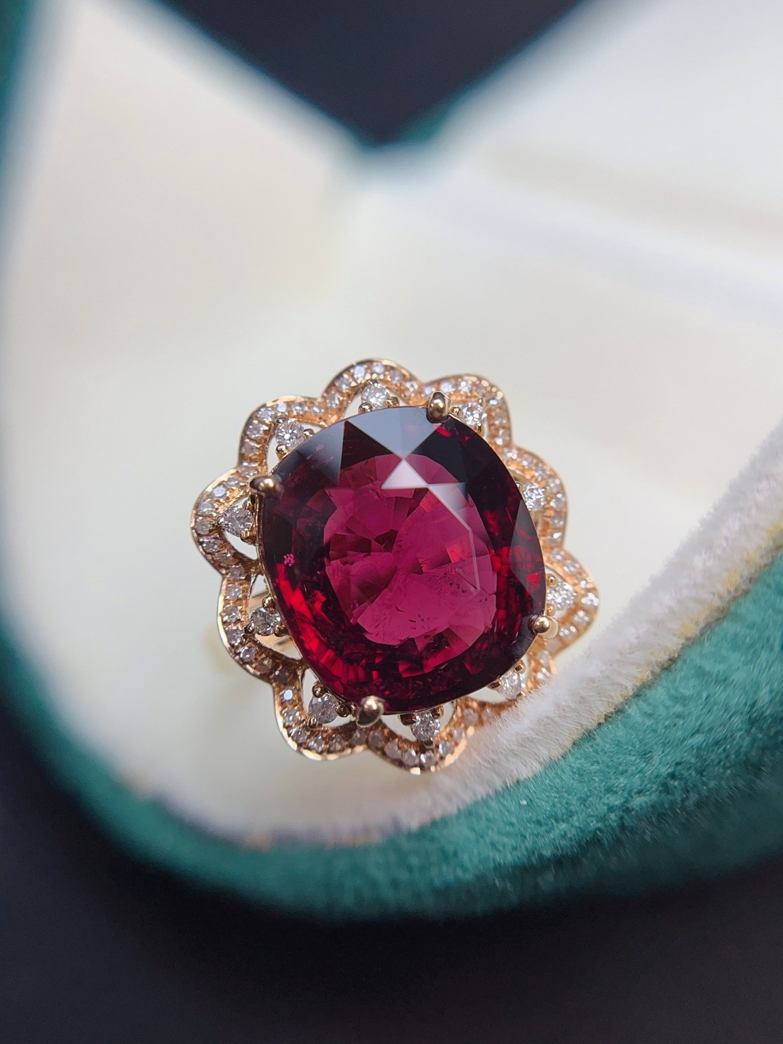 A Exquisite 18k Gold Inlaid 7.35ct Natural Tourmaline Ring,Inlaid Diamond: A Exquisite 18k Gold Inlaid 7.35ct Natural Tourmaline Ring,Inlaid Diamond,Total Weight:4.12g 18k金镶 7.35ct 天然碧玺戒指,嵌钻石