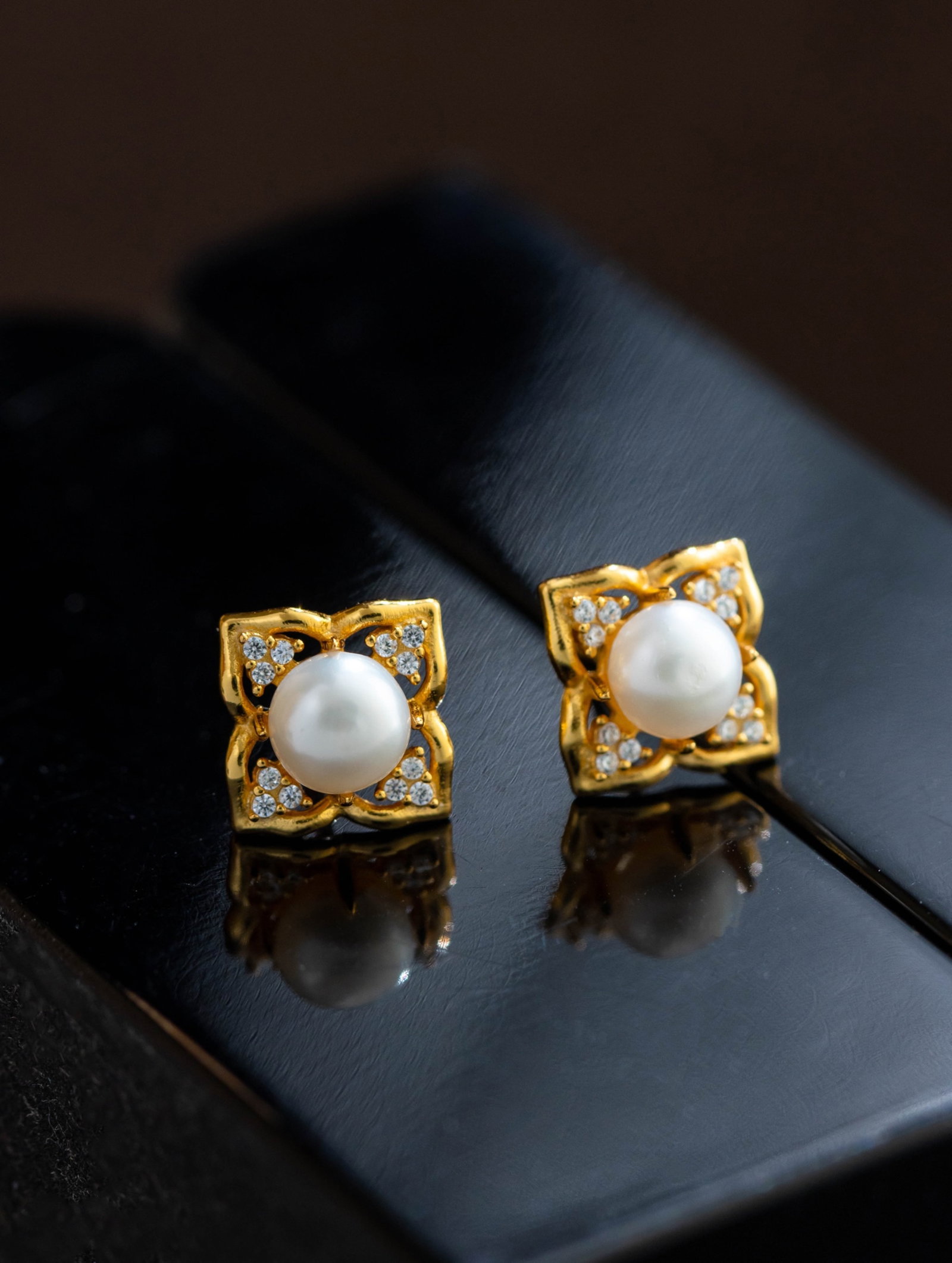 A Pair of Exquisite Sterling Silver-Gold Plated Inlaid Pearls Earrings, Inlaid Diamond: A Pair of Exquisite Sterling Silver-Gold Plated Inlaid Pearls Earrings, Inlaid Diamond 一对纯银镀金镶珍珠耳钉,嵌钻石