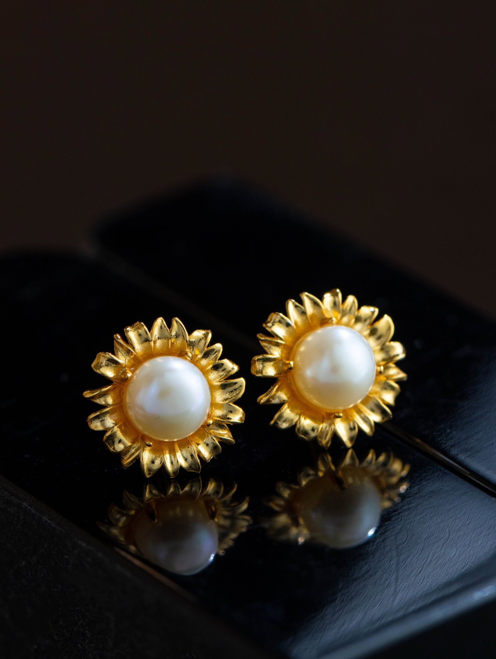 A Pair of Exquisite Sterling Silver-Gold Plated Inlaid Pearls Earrings: A Pair of Exquisite Sterling Silver-Gold Plated Inlaid Pearls Earrings 一对纯银镀金镶珍珠耳钉
