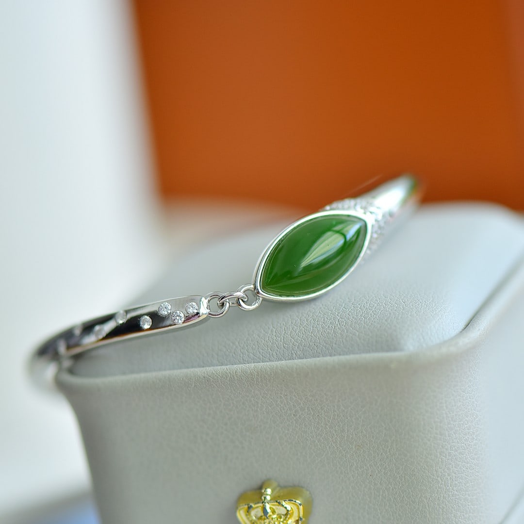 An Exquisite Sterling Silver Inlaid Jasper Bracelet,Inlaid Diamond: An Exquisite Sterling Silver Inlaid Jasper Bracelet,Inlaid Diamond,Size:8mmx16mm 纯银镶碧玉手镯,嵌钻石