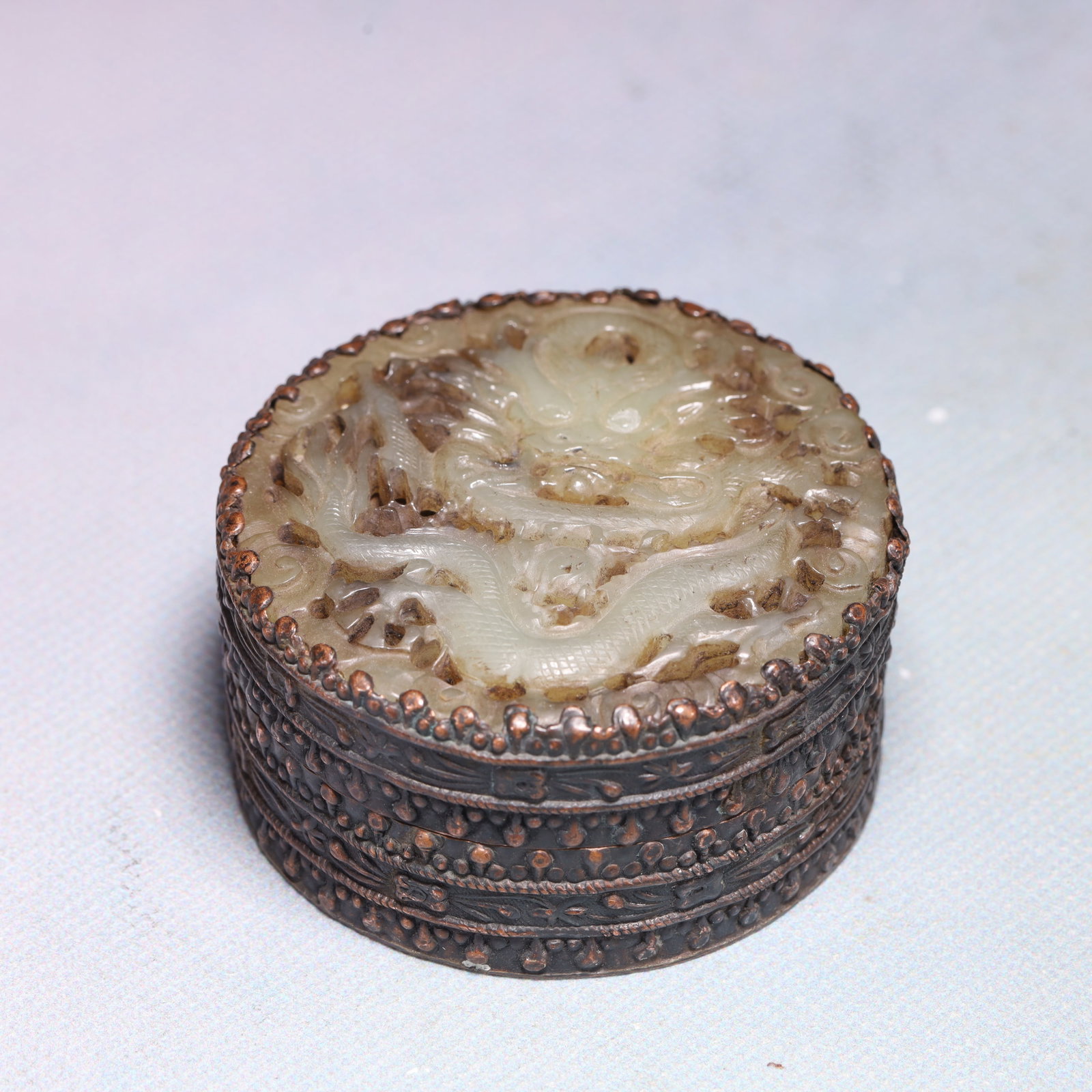 An Exquisite Silver Inlaid White Jade Dragon Pattern Box: An Exquisite Silver Inlaid White Jade Dragon Pattern Box,Qing Dynasty,China,Size:2.4inx1.2in,Weight:98.5g 银嵌白玉龙纹盒,中国清代