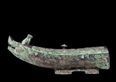 A precious bronze box with auspicious animal patterns