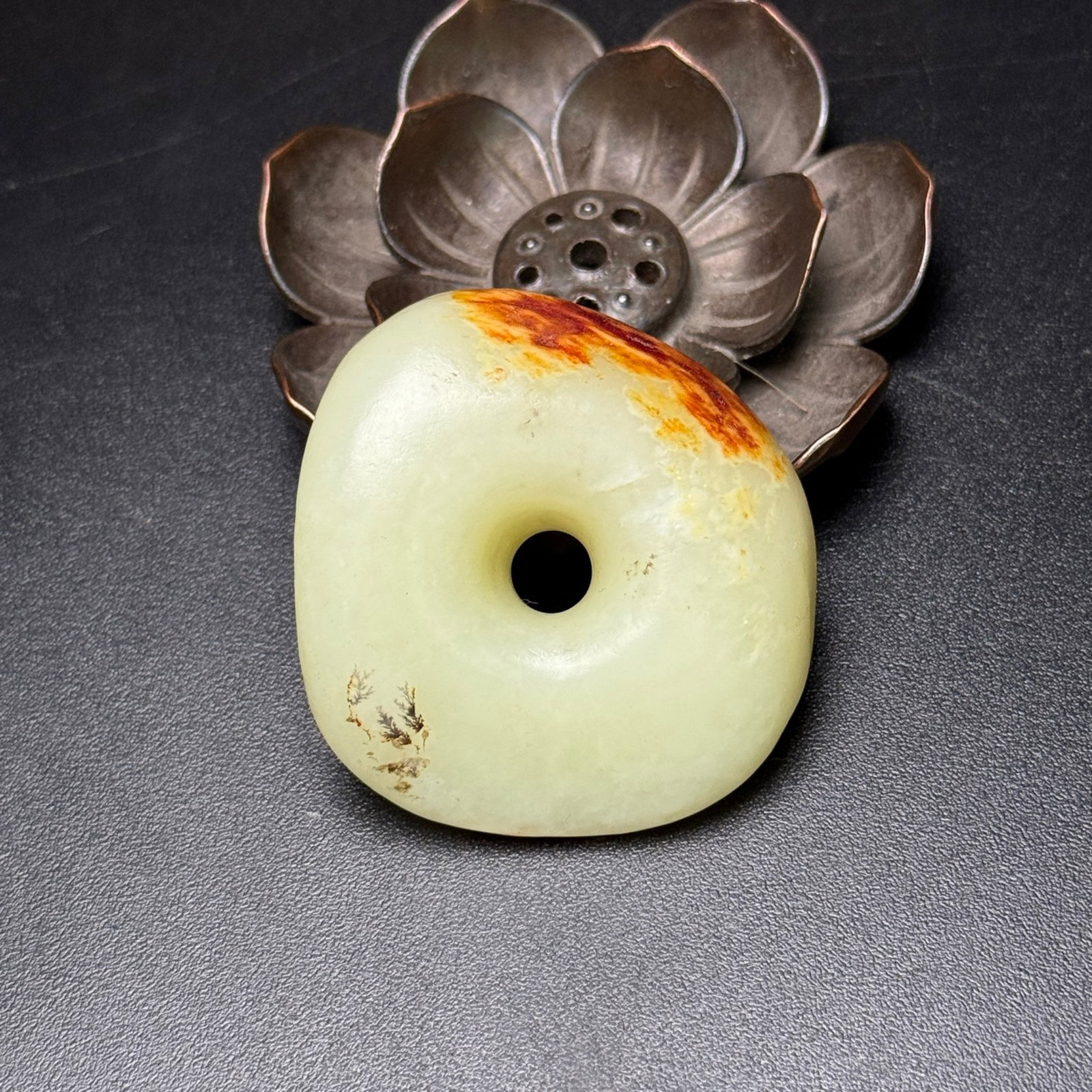 An Exquisite White Jade Pendant: An Exquisite White Jade Pendant,Qing Dynasty,China,Size:46mmx44mmx17mm,Weight:51g 白玉挂件,中国清代