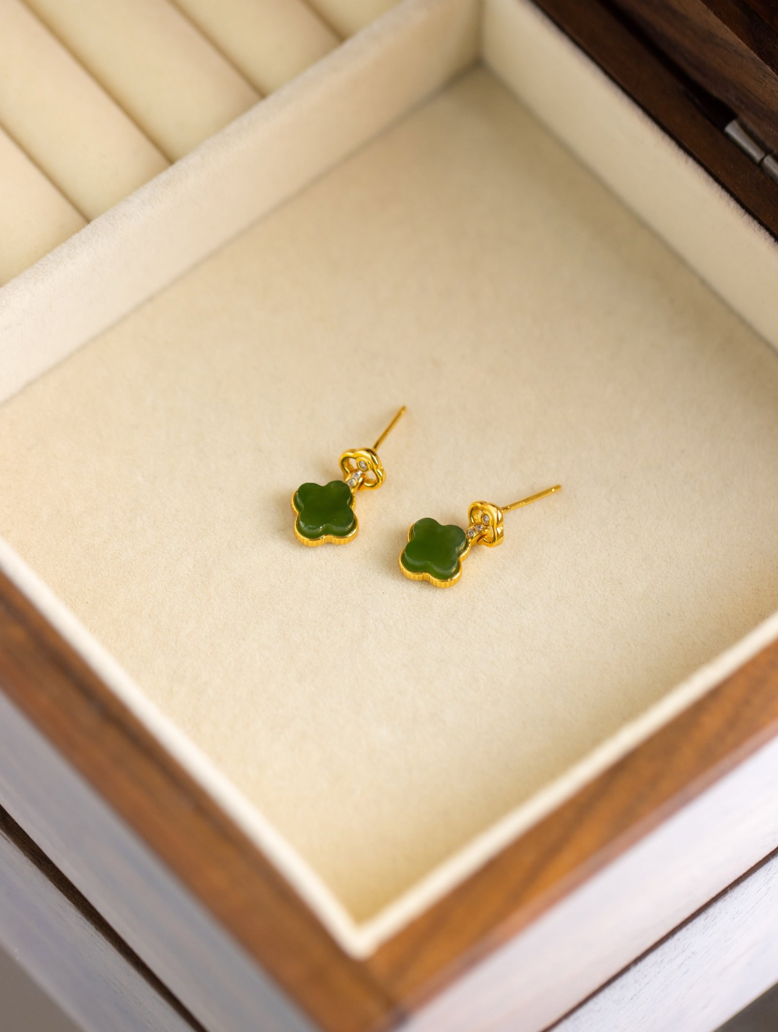 A Pair of Exquisite Sterling Silver-Gold Plated Inlaid Jasper Earrings, Inlaid Diamond: A Pair of Exquisite Sterling Silver-Gold Plated Inlaid Jasper Earrings, Inlaid Diamond 一对纯银镀金镶碧玉耳环,嵌钻石