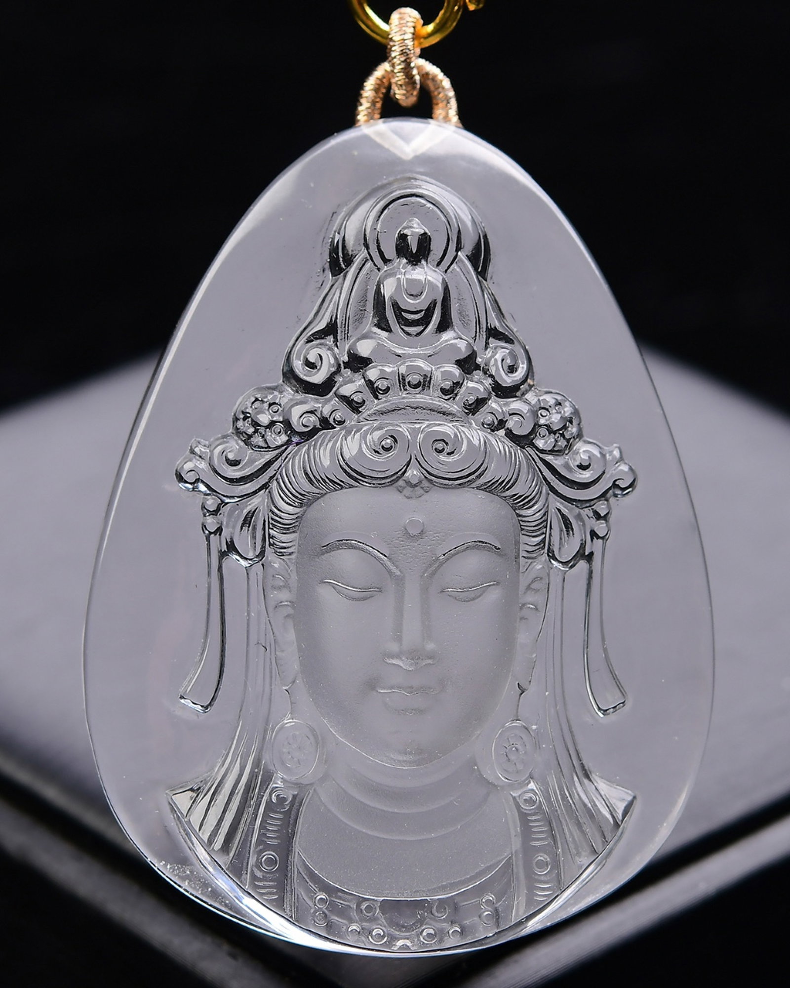 An Exquisite Crystal Statue of Avalokitesvara Pattern Pendant: An Exquisite Crystal Statue of Avalokitesvara Pattern Pendant,Size:62mmx47mmx16mm,Weight:91g 寓意事事如意,康乐吉祥,平安长&
