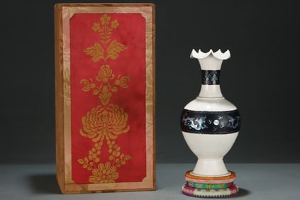 An Exquisite Ding yao White Glazed Auspicious Cloud and Dragon Pattern Vase