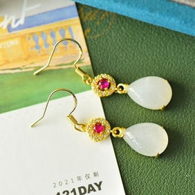 A Pair of Exquisite Earrings,Inlaid Diamond