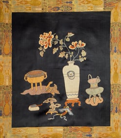 An exquisite Suzhou embroidery hanging screen with palace furnishings