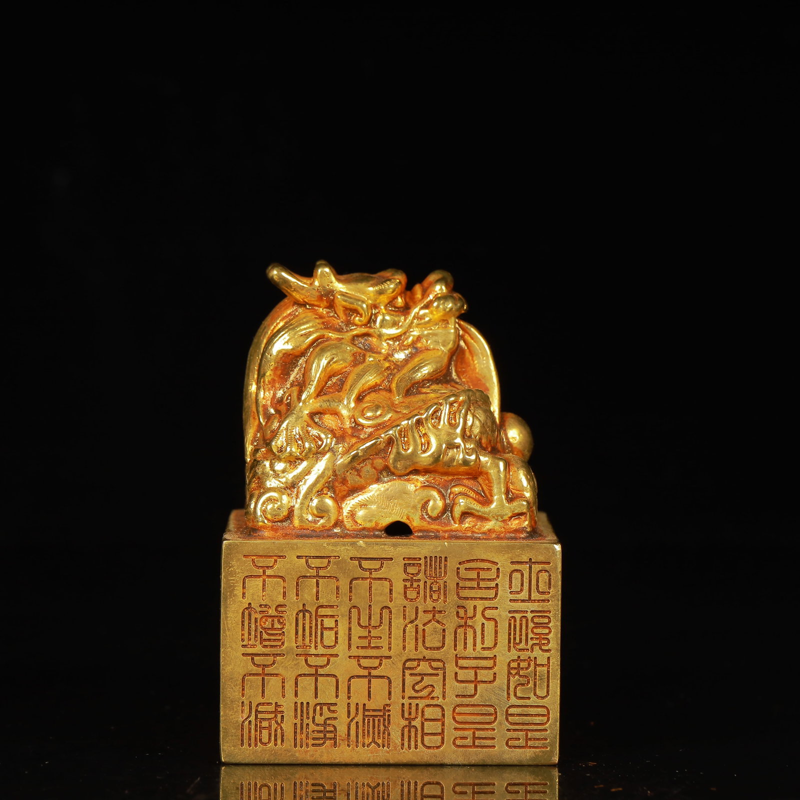 An Exquisite Gilt Bronze Dragon Seal,with Poem: An Exquisite Gilt Bronze Dragon Seal,with Poem,Qing Dynasty,China,Size:2.4inx3.5in,Weight:1496g 铜鎏金龙印章,带诗文,中国清ߣ