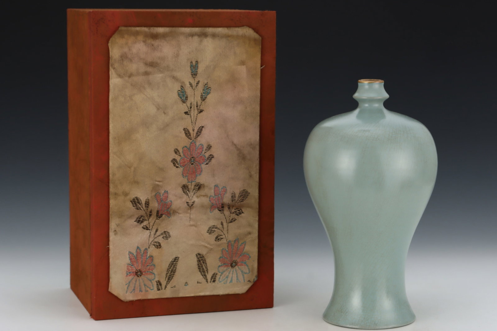 An Exquisite Ru yao Sky Blue Glazed Cover with Gold Vase,with an Imperial Poem by Emperor Qianlong: An Exquisite Ru yao Sky Blue Glazed Cover with Gold Vase,with an Imperial Poem by Emperor Qianlong,Song Dynasty,China,Size:11.2inx6.3in 汝窑天蓝釉金口瓶