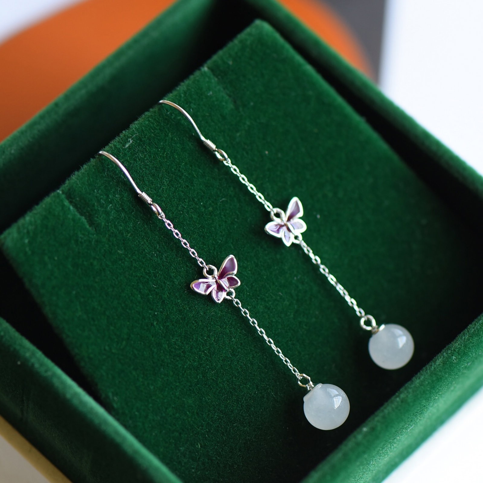 A Pair of Exquisite Sterling Silver Inlaid White Jade Enamel Earrings: A Pair of Exquisite Sterling Silver Inlaid White Jade Enamel Earrings,Size:8mmx8mm 一对纯银镶白玉珐琅耳环