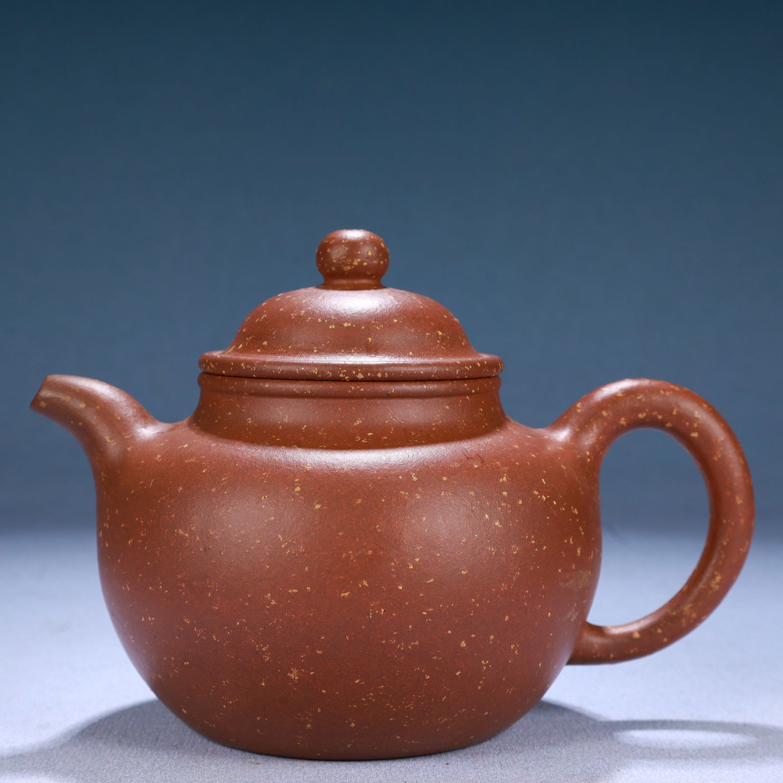 An Exquisite Purple Sands Teapot: An Exquisite Purple Sands Teapot,Qing Dynasty, China,With Mark,Size:6.7inx4.5inx4.3in,Weight:413g 紫砂茶壶,中国清代,带款