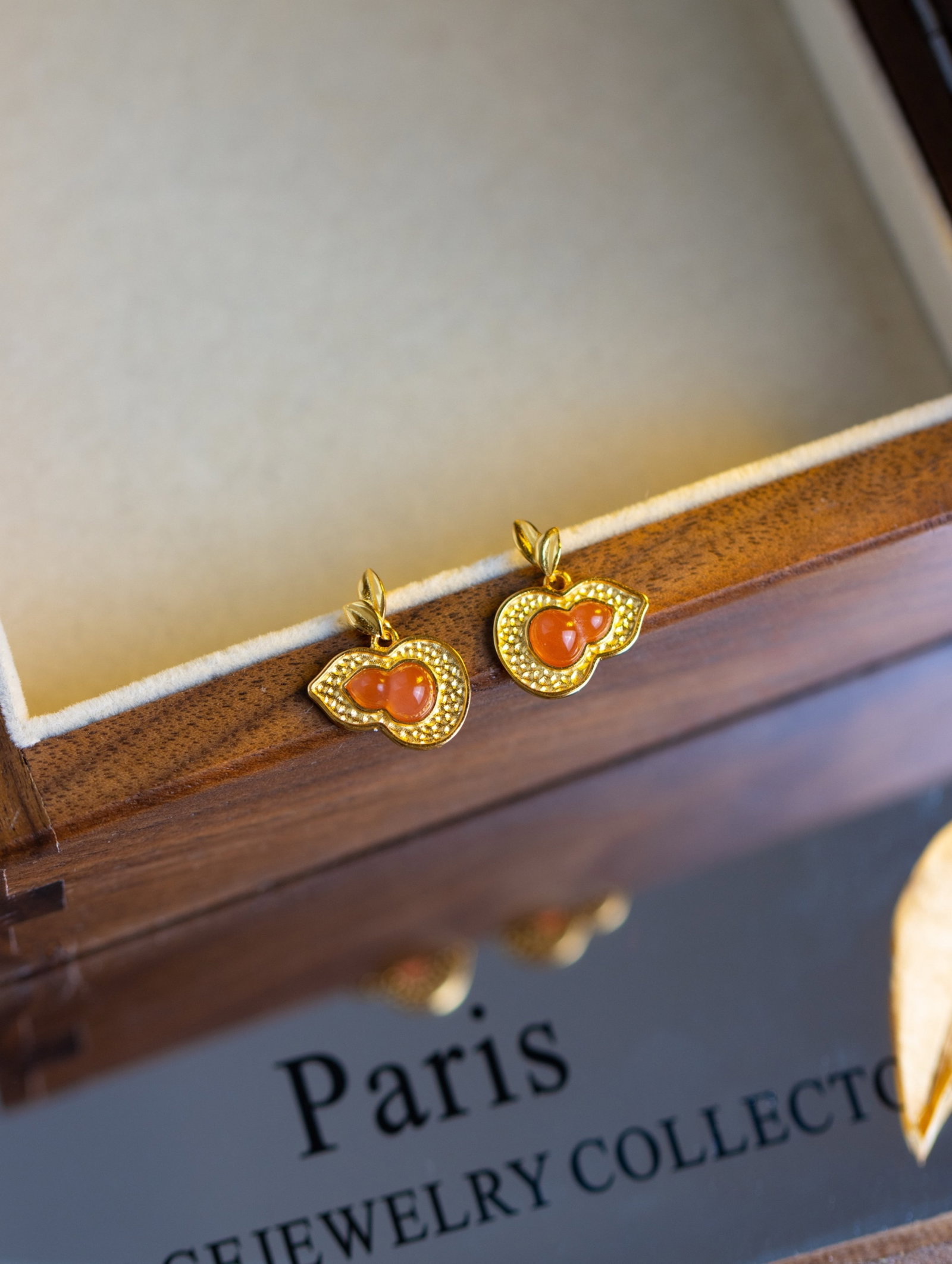 A Pair of Exquisite Sterling Silver-Gold Plated Inlaid Agate Gourd Earrings: A Pair of Exquisite Sterling Silver-Gold Plated Inlaid Agate Gourd Earrings 一对纯银镀金镶玛瑙葫芦耳钉