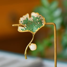 An Exquisite Bronze-Gold Plated Inlaid White Jade Brooch,Inlaid Diamond