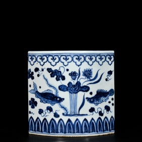 An Exquisite Blue and White Hornwort Pattern Brush Pot