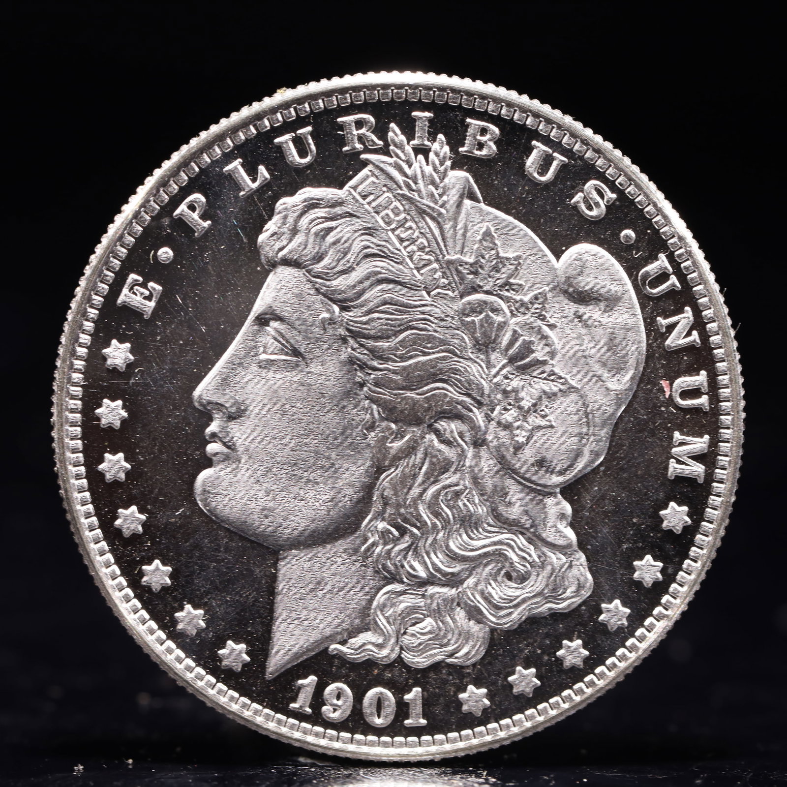 USA Morgan Dollar 1901 Coin: Obv: profile bust with date below and E PLURIBUS UNUM legend and stars around. Rev: eagle with In God we trust above within wreath with UNITED STATES OF AMERICA ONE DOLLAR legend. IN GOD WE TRUST / LI