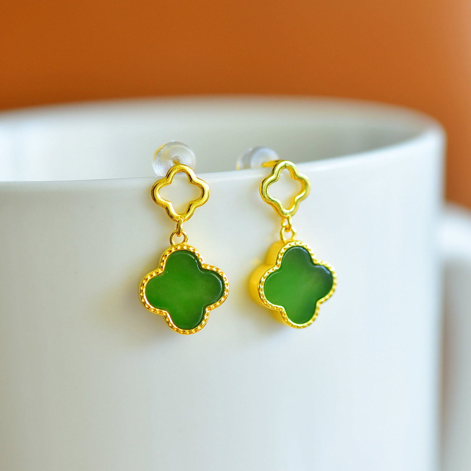 A Pair of Exquisite Sterling Silver-Gold Plated Inlaid Jasper Earrings: A Pair of Exquisite Sterling Silver-Gold Plated Inlaid Jasper Earrings,Size:10mmx10mm 一对纯银镀金镶碧玉耳环