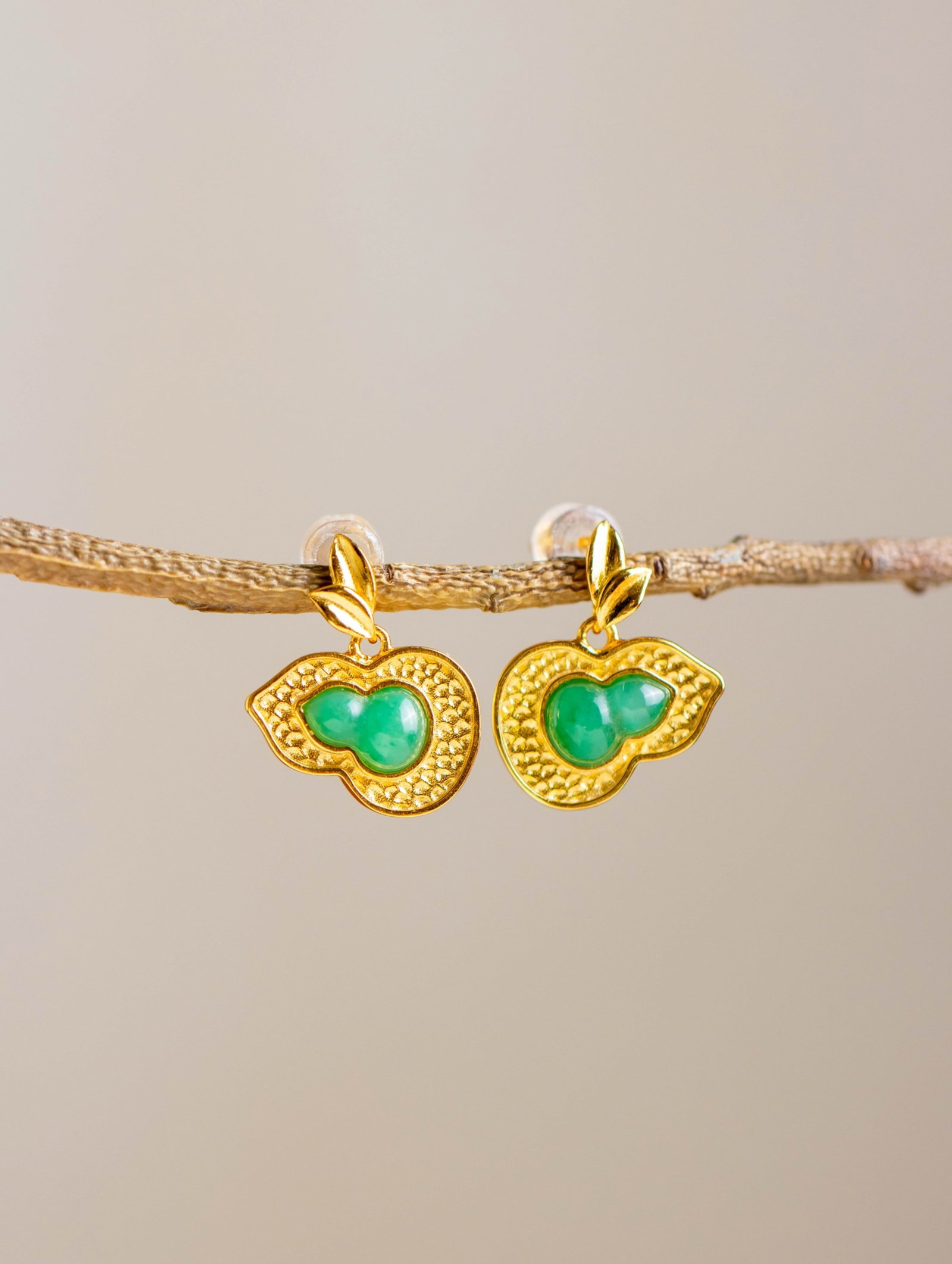 A Pair of Exquisite Sterling Silver-Gold Plated Inlaid Jadeite Gourd Earrings: A Pair of Exquisite Sterling Silver-Gold Plated Inlaid Jadeite Gourd Earrings 一对纯银镀金镶翡翠葫芦耳钉