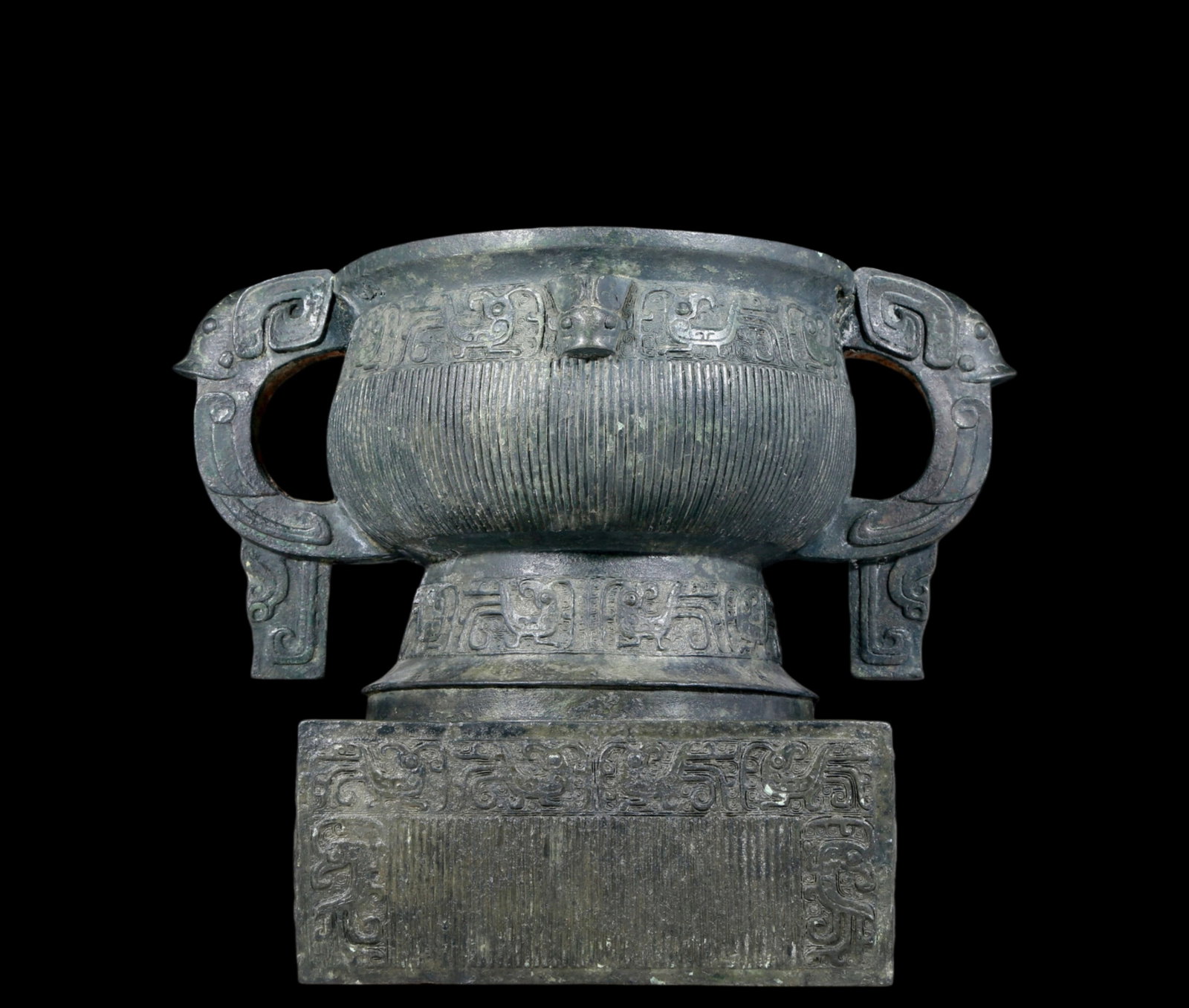 A precious bronze double-eared stove with auspicious animal patterns: A precious bronze double-eared furnace with auspicious animal patterns and inscriptions. In ancient times, the surface was carefully carved, vividly demonstrating the superb skills of the craftsmen.