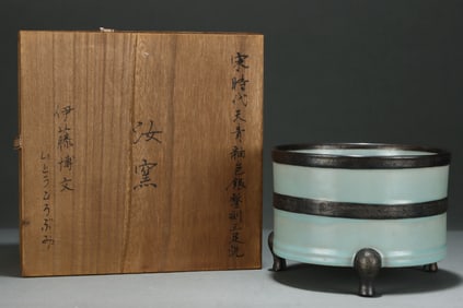 An Exquisite Ru yao Sky Blue Glazed Cover with Silver Tripod Brush Washer