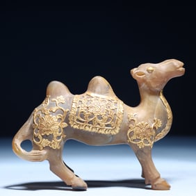 An Exquisite Agate Cover with Gold Camel Ornament