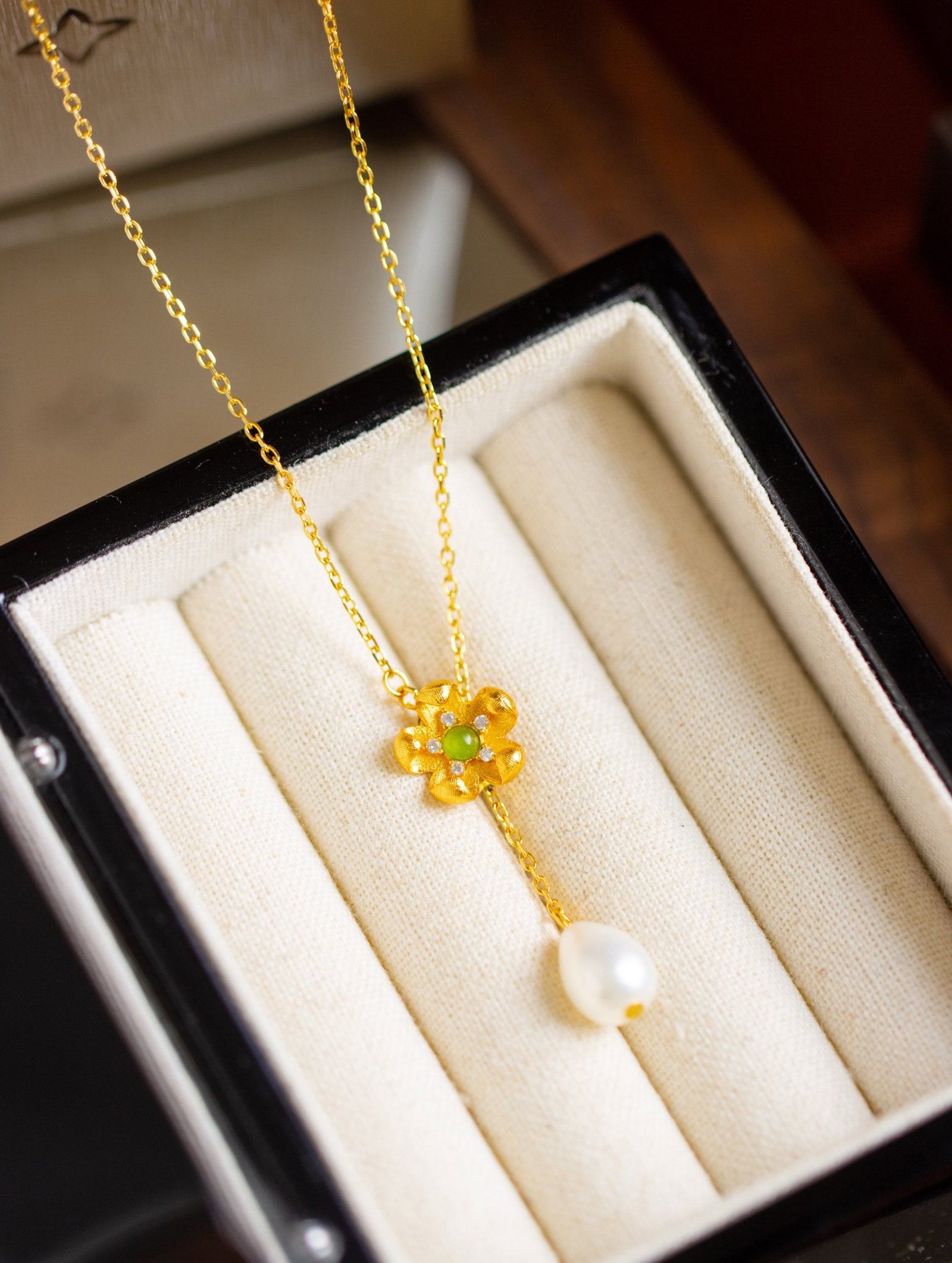 An Exquisite Sterling Silver-Gold Plated Inlaid Pearls Pendant, Inlaid Diamond and Jasper: An Exquisite Sterling Silver-Gold Plated Inlaid Pearls Pendant, Inlaid Diamond and Jasper