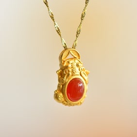 An Exquisite Sterling Silver-Gold Plated Inlaid Red Agate Necklace