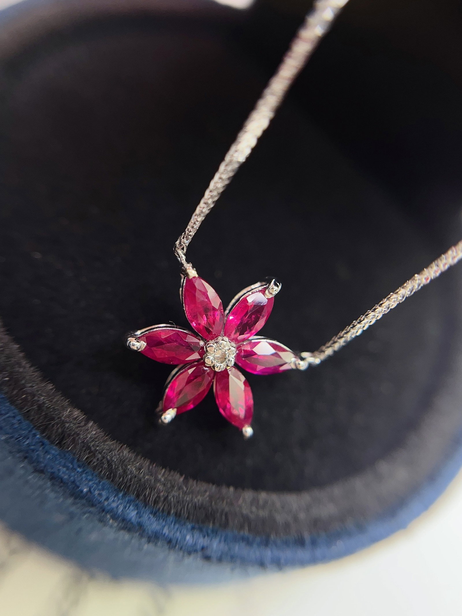 A Exquisite 18k Gold Inlaid 1.40ct Natural Ruby Pendant,Inlaid Diamond: A Exquisite 18k Gold Inlaid 1.40ct Natural Ruby Pendant,Inlaid Diamond,Total Weight:2.22g 18k金镶 1.40ct 天然红宝石吊坠,嵌钻石