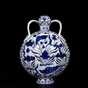 An Exquisite Blue and White Hornwort Pattern Double-Ears Vase